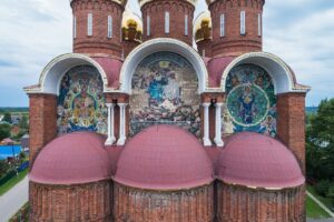 Три панно: «Достойно есть», «Новозаветная Троица» и «Богоматерь Оранта»